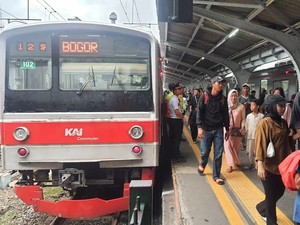 Eskalator Stasiun Sudirman Diperbaiki, Antrean Penumpang Mengular