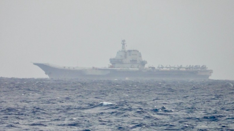 Lebih dari 10 kapal militer China mendekati zona perbatasan Taiwan sejauh 24 mil laut (44,4 kilometer) pada Selasa (1/4/2025) pagi. Sebagai respons, Taiwan mengerahkan kapal perangnya sendiri untuk menghadapi pergerakan tersebut. (Tangkapan Layar Video Reuters/TAIWAN DEFENCE MINISTRY)