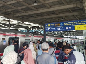 KRL Jadi Angkutan Favorit Warga ke Tempat Wisata saat Libur Lebaran