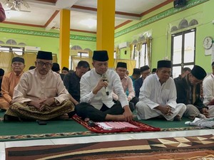 Lebaran di Rempang, Mentrans Serahkan 1.000 Bingkisan dari Prabowo