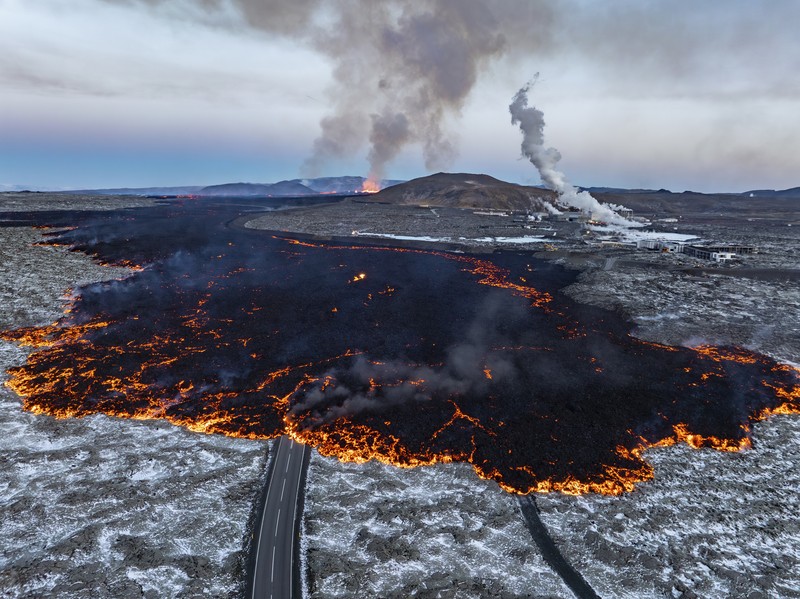Pemandangan udara letusan gunung berapi dekat kota Grindavik, di Semenanjung Reykjanes, Islandia, Selasa, 1 April 2025. (AP Photo/Marco di Marco)