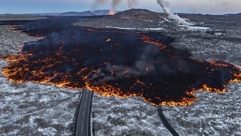 Pemandangan udara letusan gunung berapi dekat kota Grindavik, di Semenanjung Reykjanes, Islandia, Selasa, 1 April 2025. (AP Photo/Marco di Marco)