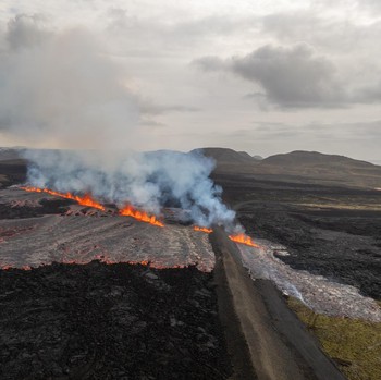 Gunung Berapi Muntah Lava, Spa Mewah Dievakuasi