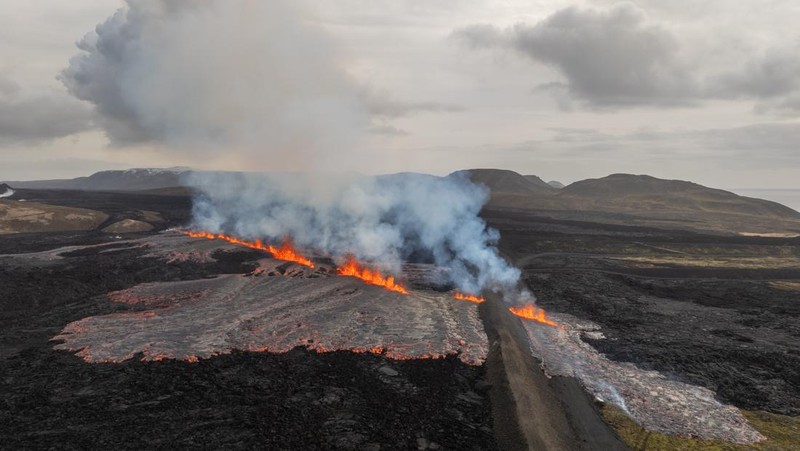 Pemandangan udara letusan gunung berapi dekat kota Grindavik, di Semenanjung Reykjanes, Islandia, Selasa, 1 April 2025. (AP Photo/Marco di Marco)