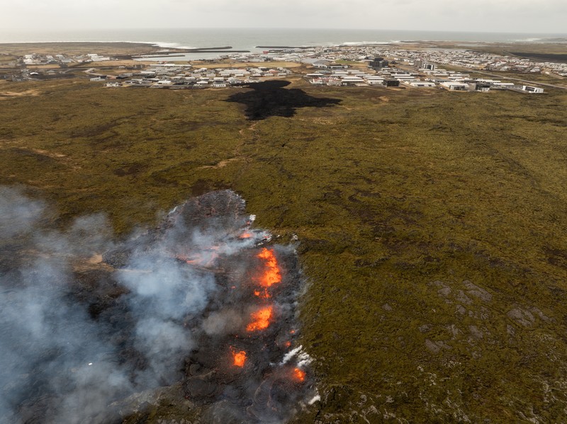 Pemandangan udara letusan gunung berapi dekat kota Grindavik, di Semenanjung Reykjanes, Islandia, Selasa, 1 April 2025. Pemandangan udara letusan gunung berapi dekat kota Grindavik, di Semenanjung Reykjanes, Islandia, Selasa, 1 April 2025. (AP Photo/Marco di Marco)