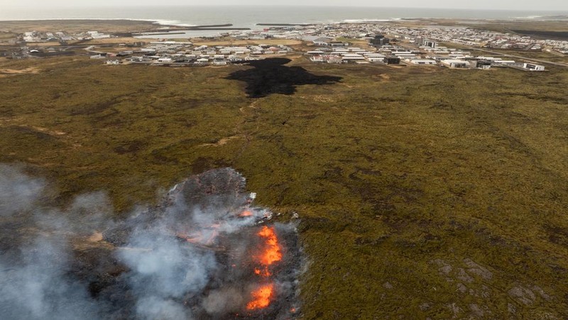 Pemandangan udara letusan gunung berapi dekat kota Grindavik, di Semenanjung Reykjanes, Islandia, Selasa, 1 April 2025. (AP Photo/Marco di Marco)