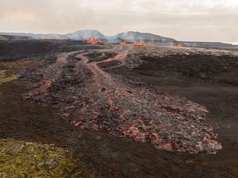 Pemandangan udara letusan gunung berapi dekat kota Grindavik, di Semenanjung Reykjanes, Islandia, Selasa, 1 April 2025. (AP Photo/Marco di Marco)