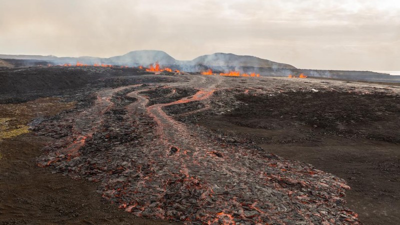 Pemandangan udara letusan gunung berapi dekat kota Grindavik, di Semenanjung Reykjanes, Islandia, Selasa, 1 April 2025. (AP Photo/Marco di Marco)