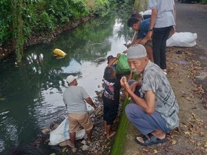 Aksi Pemobil Buang Kotoran Sapi di Kanal Gowa Berujung Disanksi Sosial-Denda