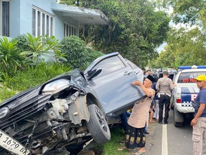 Mobil Oleng dan Tabrak Buk di Jalan Jogja-Wonosari