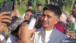 Viral Duta Sheila On 7 Diserbu Emak-emak Usai Salat Ied, Ini Cerita di Baliknya
