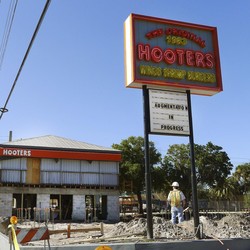 Waralaba Hooters Resmi Ajukan Bangkrut, Ini Penyebabnya