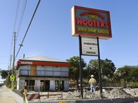 Waralaba Hooters Resmi Ajukan Bangkrut, Ini Penyebabnya