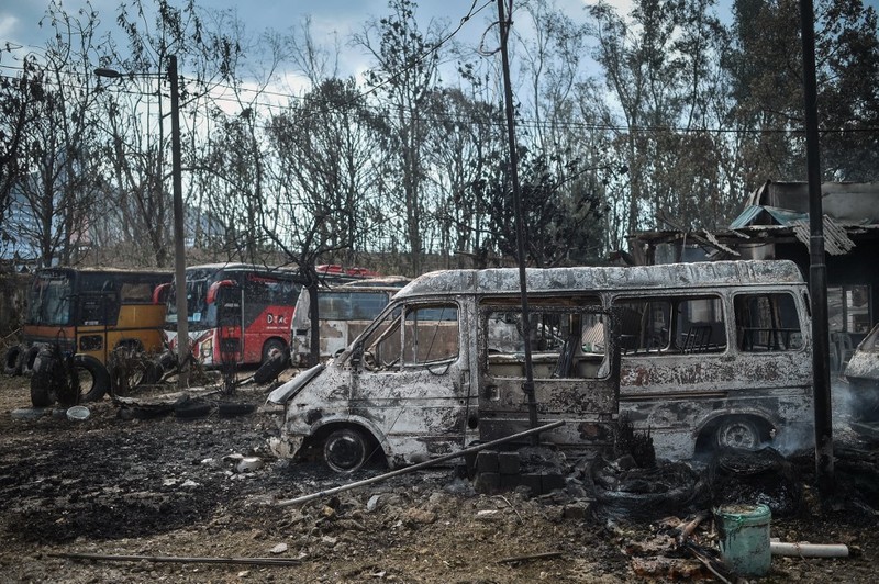 Rumah-rumah dan kendaraan yang hancur terlihat setelah kebakaran besar pada jaringan pipa gas di Puchong, Malaysia, Selasa (1/4/2025). (ARIF KARTONO / AFP) Rumah-rumah dan kendaraan yang hancur terlihat setelah kebakaran besar pada jaringan pipa gas di Puchong, Malaysia, Selasa (1/4/2025). (ARIF KARTONO / AFP)