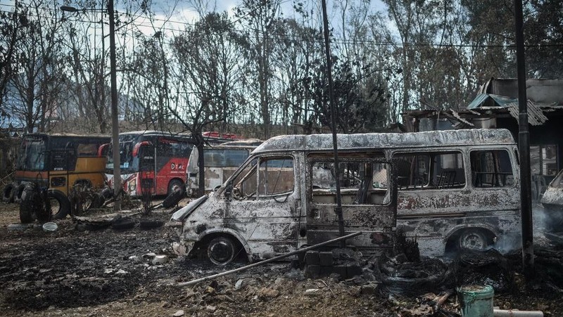 Rumah-rumah dan kendaraan yang hancur terlihat setelah kebakaran besar pada jaringan pipa gas di Puchong, Malaysia, Selasa (1/4/2025). (ARIF KARTONO / AFP)