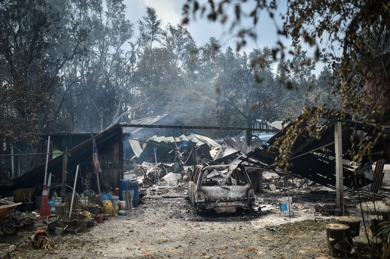 Rumah-rumah dan kendaraan yang hancur terlihat setelah kebakaran besar pada jaringan pipa gas di Puchong, Malaysia, Selasa (1/4/2025). (ARIF KARTONO / AFP)