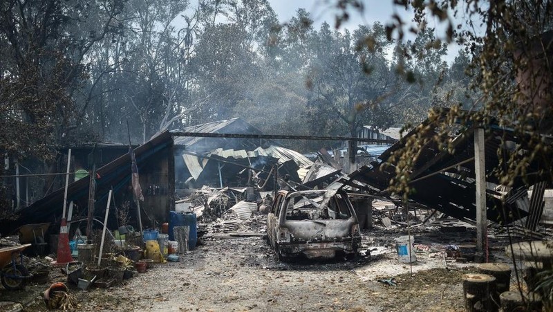 Rumah-rumah dan kendaraan yang hancur terlihat setelah kebakaran besar pada jaringan pipa gas di Puchong, Malaysia, Selasa (1/4/2025). (ARIF KARTONO / AFP)