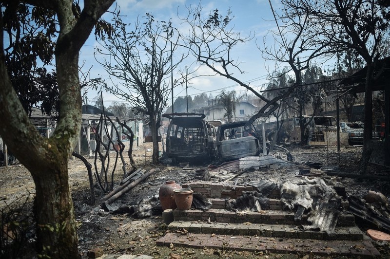 Rumah-rumah dan kendaraan yang hancur terlihat setelah kebakaran besar pada jaringan pipa gas di Puchong, Malaysia, Selasa (1/4/2025). (ARIF KARTONO / AFP)