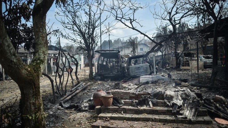 Rumah-rumah dan kendaraan yang hancur terlihat setelah kebakaran besar pada jaringan pipa gas di Puchong, Malaysia, Selasa (1/4/2025). (ARIF KARTONO / AFP)