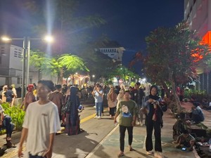 Makin Malam, Kawasan Kota Tua Ramai Dikunjungi Wisatawan