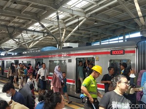 Cerita Pekerja Kaget KRL Mulai Penuh Saat Libur Lebaran
