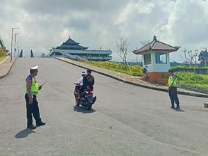 Polisi Rekayasa Lalin Menuju Pura Besakih Selama Ida Bhatara Turun Kabeh