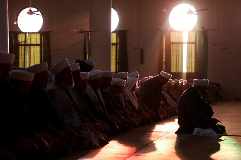 Umat ​​Islam menghadiri salat Idul Fitri yang menandai berakhirnya bulan puasa Ramadan, di Hasakah, Suriah, 31 Maret 2025. (REUTERS/Orhan Qereman)