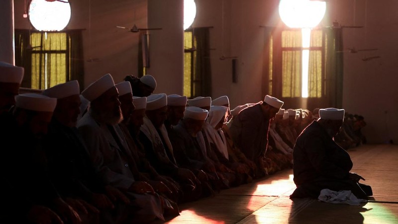 Umat ​​Islam menghadiri salat Idul Fitri yang menandai berakhirnya bulan puasa Ramadan, di Hasakah, Suriah, 31 Maret 2025. (REUTERS/Orhan Qereman)