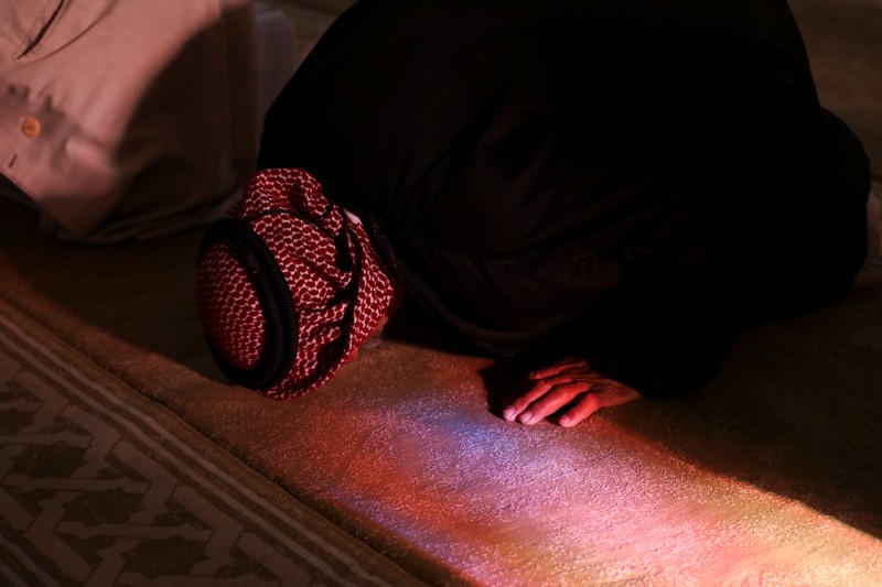 Umat ​​Islam menghadiri salat Idul Fitri yang menandai berakhirnya bulan puasa Ramadan, di Hasakah, Suriah, 31 Maret 2025. (REUTERS/Orhan Qereman)