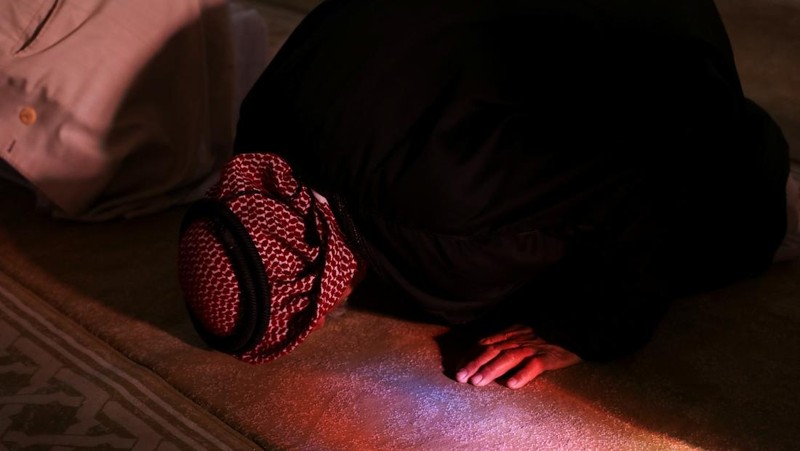Umat ​​Islam menghadiri salat Idul Fitri yang menandai berakhirnya bulan puasa Ramadan, di Hasakah, Suriah, 31 Maret 2025. (REUTERS/Orhan Qereman)