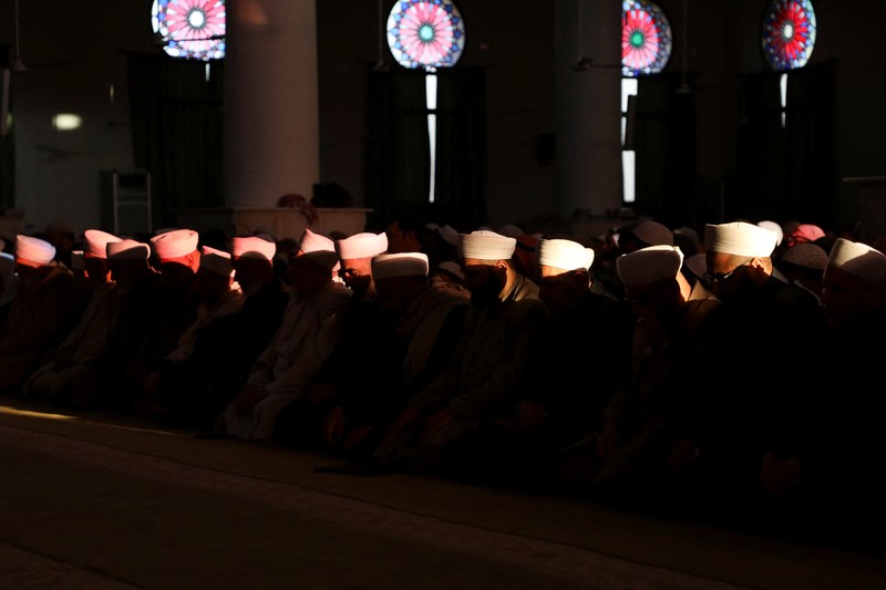 Umat ​​Islam menghadiri salat Idul Fitri yang menandai berakhirnya bulan puasa Ramadan, di Hasakah, Suriah, 31 Maret 2025. (REUTERS/Orhan Qereman)