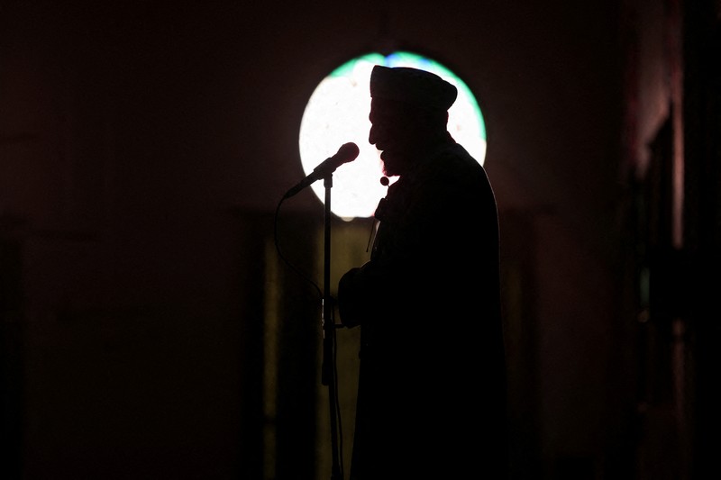 Umat Islam menghadiri salat Idul Fitri yang menandai berakhirnya bulan puasa Ramadan, di Hasakah, Suriah, 31 Maret 2025. Umat Islam menghadiri salat Idul Fitri yang menandai berakhirnya bulan puasa Ramadan, di Hasakah, Suriah, 31 Maret 2025. (REUTERS/Orhan Qereman)