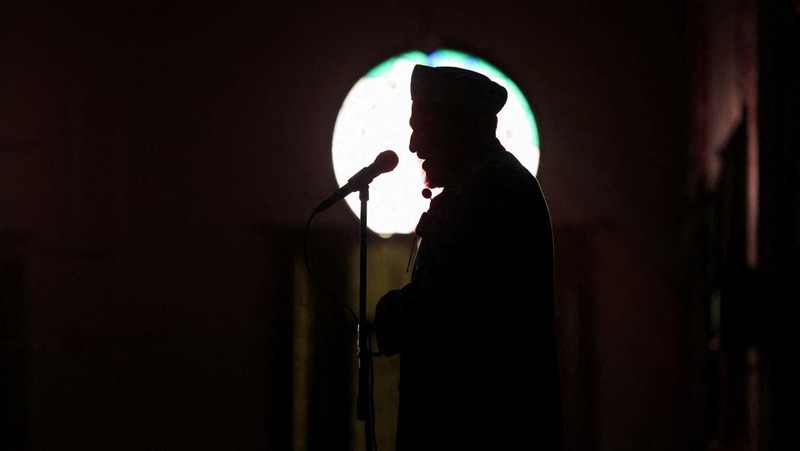 Umat ​​Islam menghadiri salat Idul Fitri yang menandai berakhirnya bulan puasa Ramadan, di Hasakah, Suriah, 31 Maret 2025. (REUTERS/Orhan Qereman)