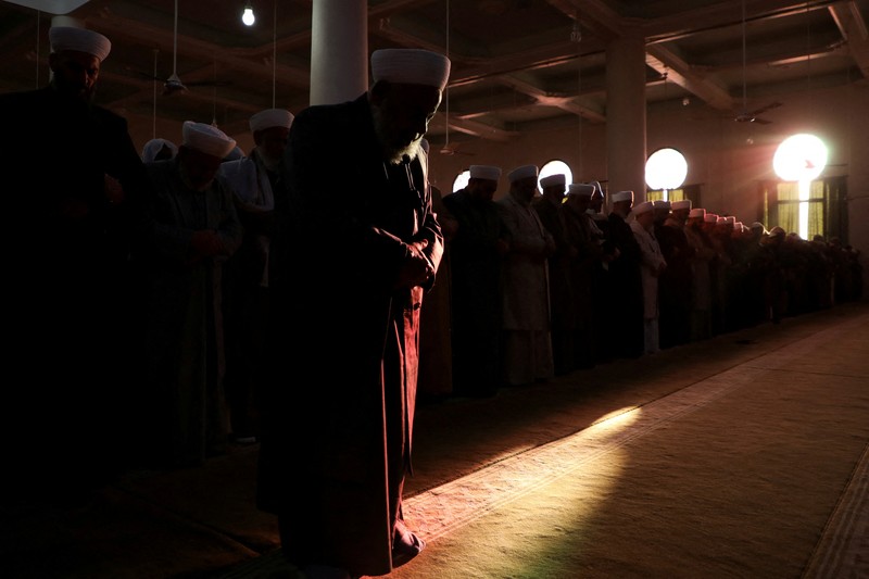 Umat ​​Islam menghadiri salat Idul Fitri yang menandai berakhirnya bulan puasa Ramadan, di Hasakah, Suriah, 31 Maret 2025. (REUTERS/Orhan Qereman)