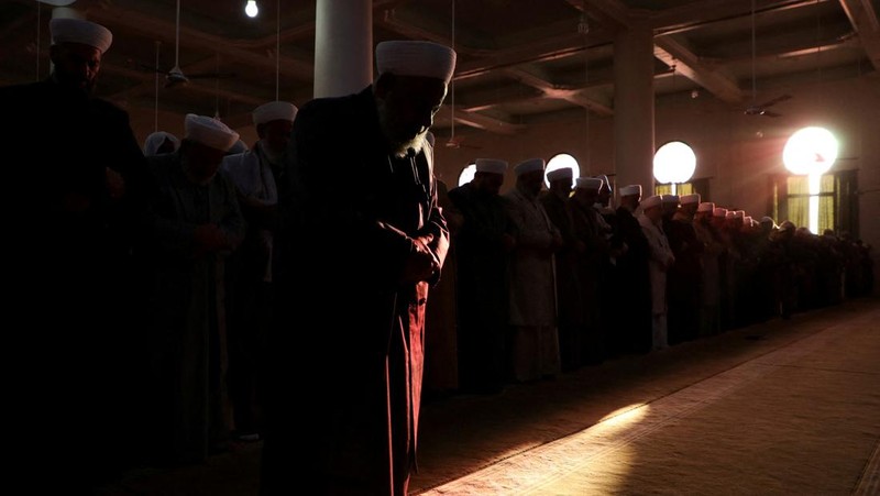 Umat ​​Islam menghadiri salat Idul Fitri yang menandai berakhirnya bulan puasa Ramadan, di Hasakah, Suriah, 31 Maret 2025. (REUTERS/Orhan Qereman)