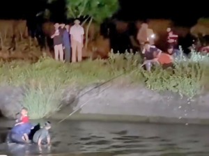 Mobil Ditumpangi 1 Keluarga Jatuh ke Tanggul Irigasi di OKU Timur
