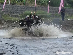 Keseruan Wisata Offroad Jelajahi Sungai-Hutan di Kaki Gunung Semeru