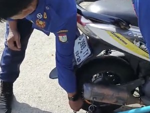 Damkar Bantu Evakuasi Motor Hampir Sebulan Tergembok di Pelabuhan Makassar