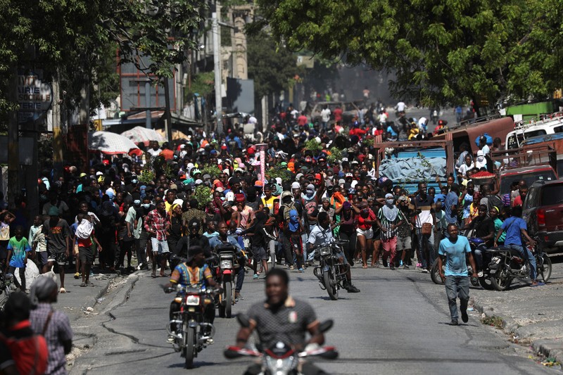 Demonstran Haiti memprotes ketidakamanan, di Port-au-Prince, Rabu (2/4/2025). (REUTERS/Ralph Tedy Erol)