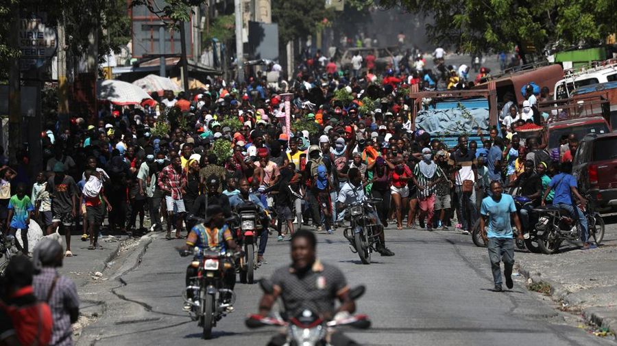 Demonstran Haiti memprotes ketidakamanan, di Port-au-Prince, Rabu (2/4/2025). (REUTERS/Ralph Tedy Erol)