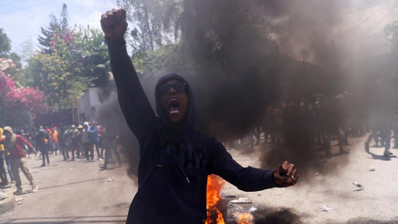 Demonstran Haiti memprotes ketidakamanan, di Port-au-Prince, Rabu (2/4/2025). (REUTERS/Ralph Tedy Erol)