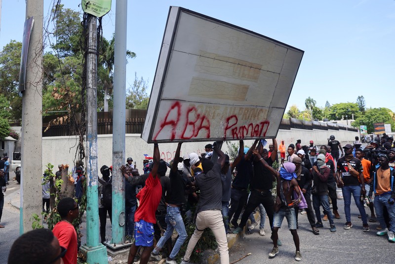 Demonstran Haiti memprotes ketidakamanan, di Port-au-Prince, Rabu (2/4/2025). (REUTERS/Ralph Tedy Erol)