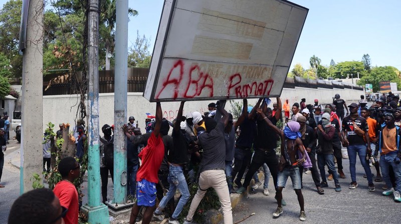 Demonstran Haiti memprotes ketidakamanan, di Port-au-Prince, Rabu (2/4/2025). (REUTERS/Ralph Tedy Erol)
