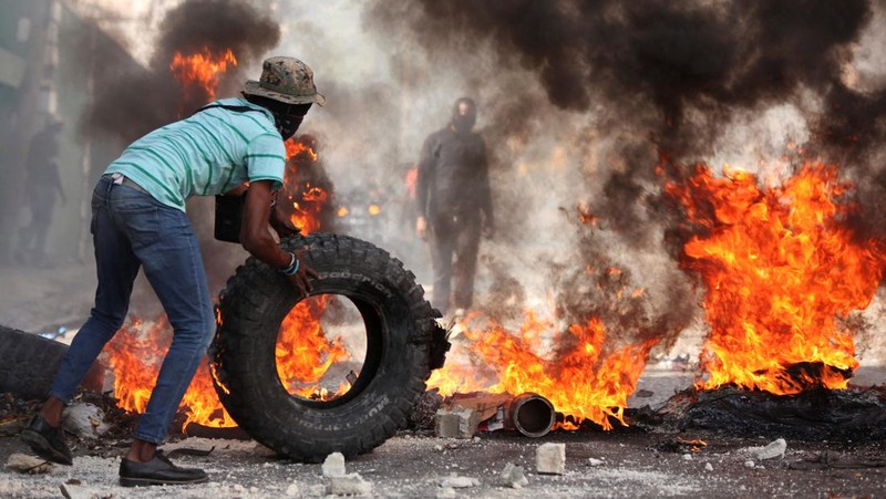 Demonstran Haiti memprotes ketidakamanan, di Port-au-Prince, Rabu (2/4/2025). (REUTERS/Ralph Tedy Erol)