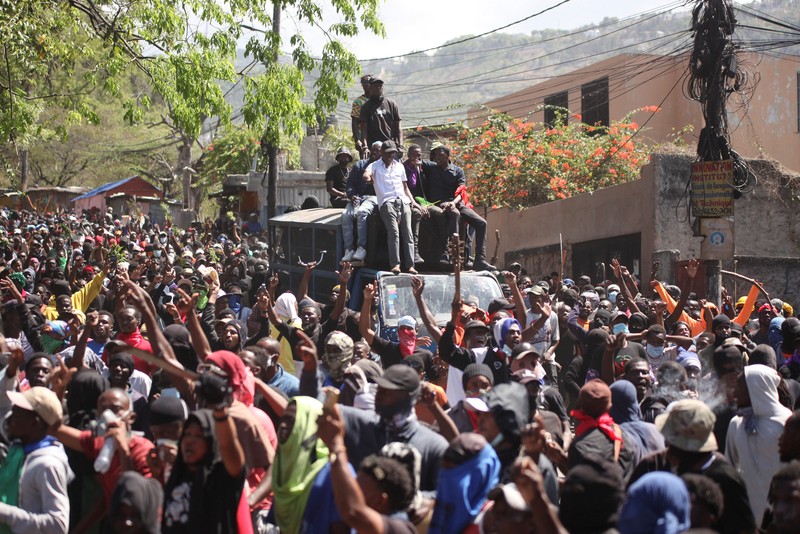 Demonstran Haiti memprotes ketidakamanan, di Port-au-Prince, Rabu (2/4/2025). (REUTERS/Ralph Tedy Erol)
