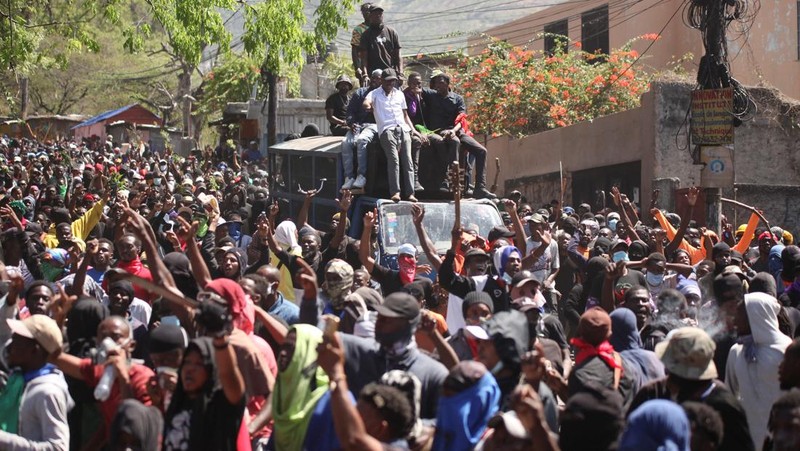Demonstran Haiti memprotes ketidakamanan, di Port-au-Prince, Rabu (2/4/2025). (REUTERS/Ralph Tedy Erol)