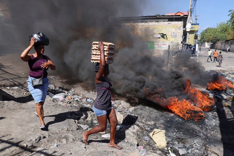 Demonstran Haiti memprotes ketidakamanan, di Port-au-Prince, Rabu (2/4/2025). (REUTERS/Ralph Tedy Erol)