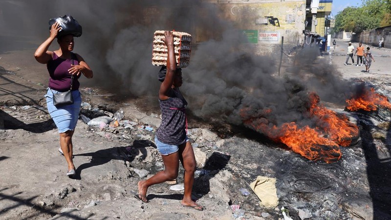 Demonstran Haiti memprotes ketidakamanan, di Port-au-Prince, Rabu (2/4/2025). (REUTERS/Ralph Tedy Erol)