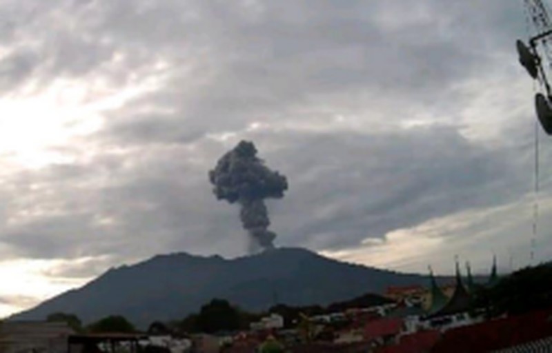 Erupsi gunung Marapi, Kamis (3/4/2025). (Metrison / AFP) Erupsi gunung Marapi, Kamis (3/4/2025). (Metrison / AFP)