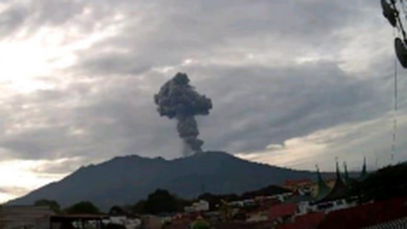 Erupsi gunung Marapi, Kamis (3/4/2025). (Metrison / AFP)